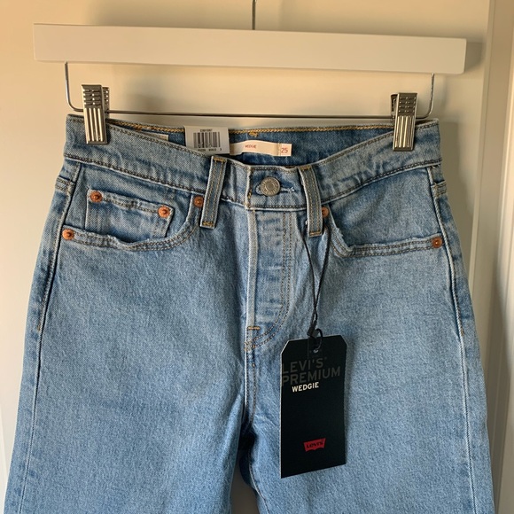 SALE! ⭐️ Levi’s Wedgie Icon jean in Tango Talks light wash - Picture 8 of 12